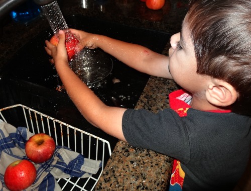 washing apples 