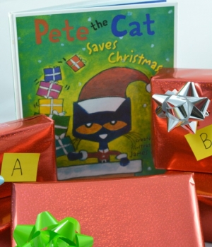 A fun and playful alphabet activity that is a perfect compliment to Pete the Cat Saves Christmas. Toddlers and preschoolers will learn their ABCs with this Christmas themed learning idea.