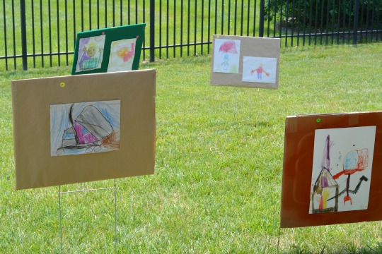 yard sale signs to display art